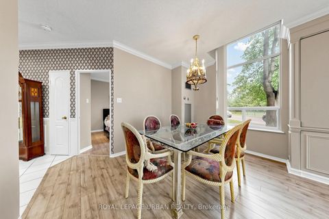 Photo 11 at 110 - 11 Townsgate Drive, Yorkhill, Vaughan