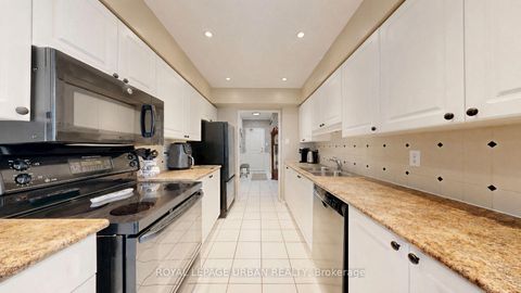 Photo 13 at 110 - 11 Townsgate Drive, Yorkhill, Vaughan
