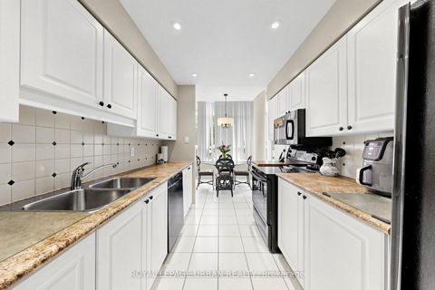 Photo 14 at 110 - 11 Townsgate Drive, Yorkhill, Vaughan