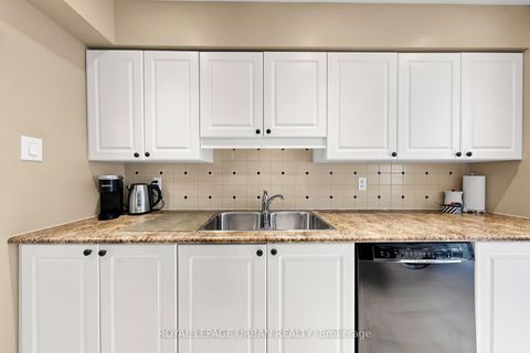 Photo 15 at 110 - 11 Townsgate Drive, Yorkhill, Vaughan
