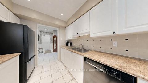 Photo 16 at 110 - 11 Townsgate Drive, Yorkhill, Vaughan