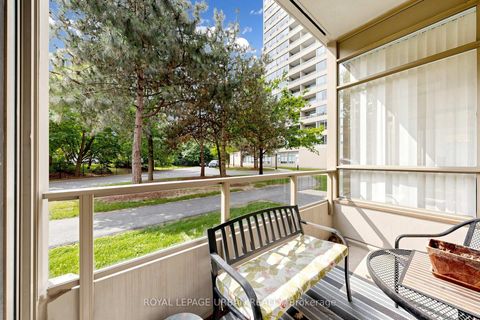 Photo 19 at 110 - 11 Townsgate Drive, Yorkhill, Vaughan