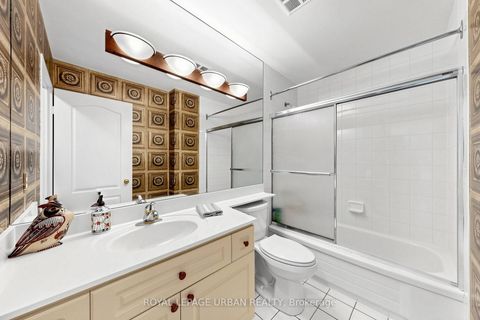 Photo 28 at 110 - 11 Townsgate Drive, Yorkhill, Vaughan