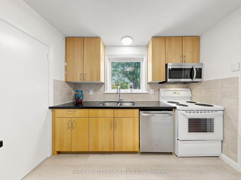 Photo 7 at 87 Combe Avenue, Bathurst Manor, Toronto