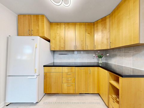 Photo 8 at 87 Combe Avenue, Bathurst Manor, Toronto