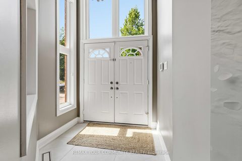 Photo 2 at 15 Klamath Court, Maple, Vaughan