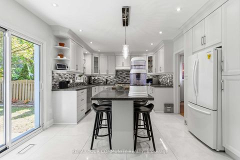 Photo 3 at 15 Klamath Court, Maple, Vaughan