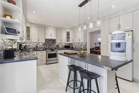 Photo 4 at 15 Klamath Court, Maple, Vaughan