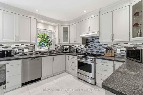 Photo 5 at 15 Klamath Court, Maple, Vaughan