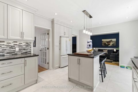 Photo 6 at 15 Klamath Court, Maple, Vaughan