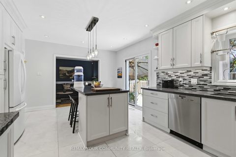 Photo 7 at 15 Klamath Court, Maple, Vaughan