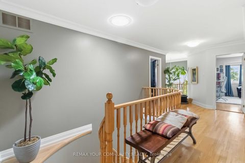 Photo 11 at 15 Klamath Court, Maple, Vaughan