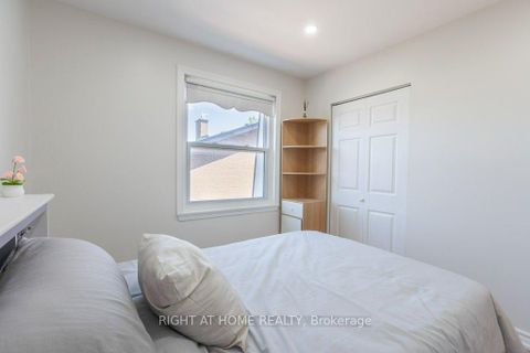 Photo 20 at 4 Fennimore Crescent, Jane Heights, Toronto