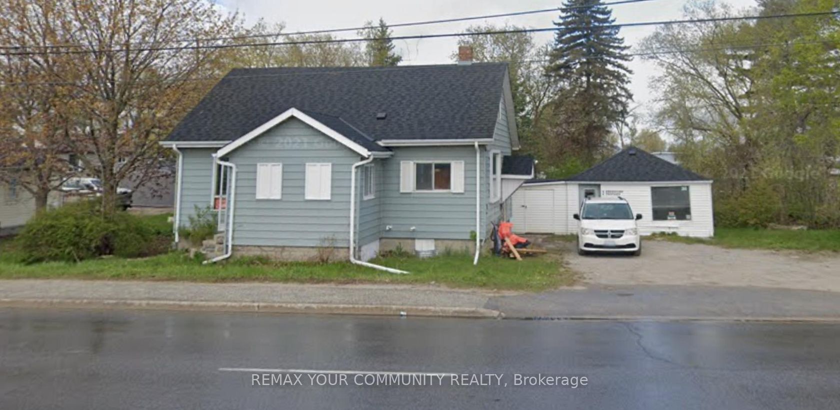 260 The Queensway Road S, Keswick South, Georgina photo number 2