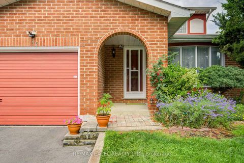 Photo 2 at 176 Goldhawk Trail, Milliken, Toronto