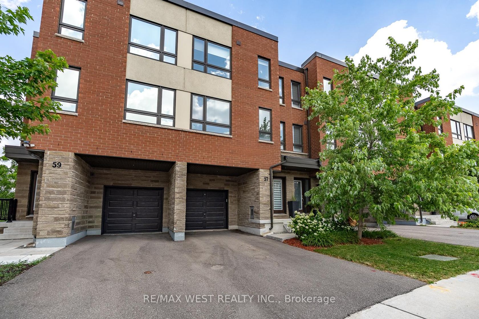 57 Woodstream Drive, Clairville, Toronto photo number 2