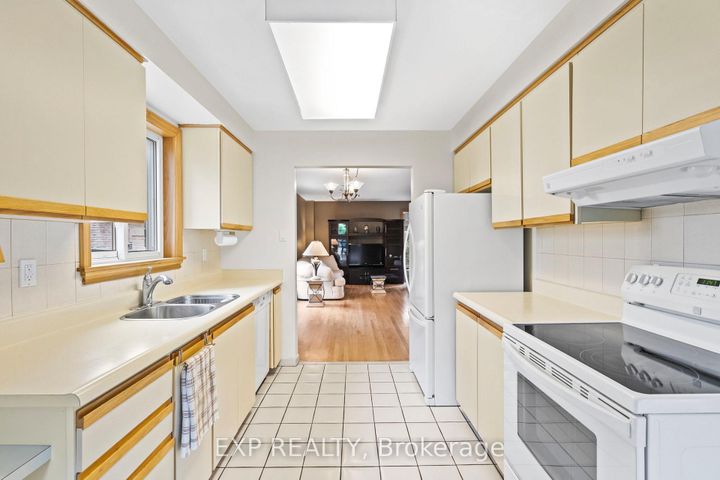 Photo 9 at 25 Lilac Avenue, Willowbrook, Markham
