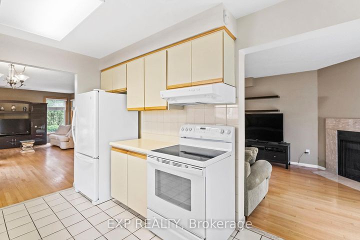 Photo 11 at 25 Lilac Avenue, Willowbrook, Markham