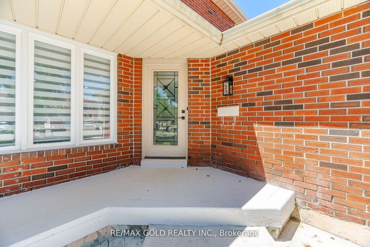 Photo 4 at 37 Lord Simcoe Drive, Westgate, Brampton
