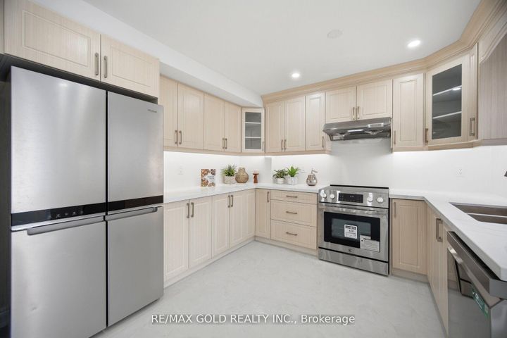 Photo 13 at 37 Lord Simcoe Drive, Westgate, Brampton