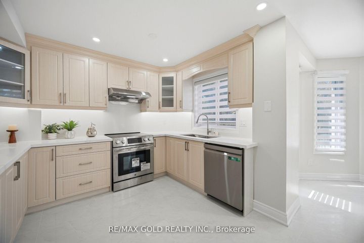 Photo 14 at 37 Lord Simcoe Drive, Westgate, Brampton