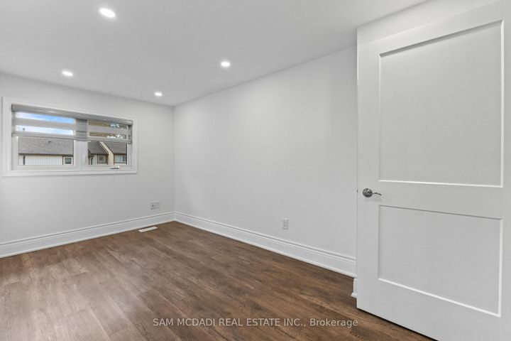 Photo 21 at 27 - 3500 South Millway, Erin Mills, Mississauga