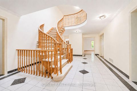 Photo 11 at 2 Woodriver Street, Devonsleigh, Richmond Hill