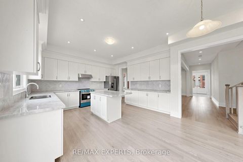 Photo 9 at 7 Lorraine Hand Crescent, Keswick South, Georgina