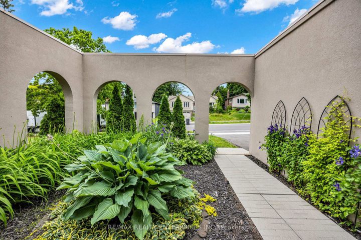 Photo 2 at 1441 Petrie Way, Clarkson, Mississauga