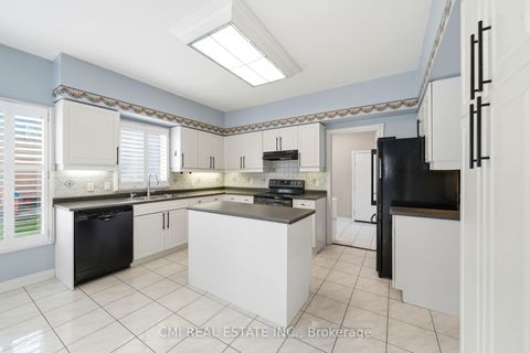 Photo 11 at 15 Treegrove Circle, Hills of St Andrew, Aurora