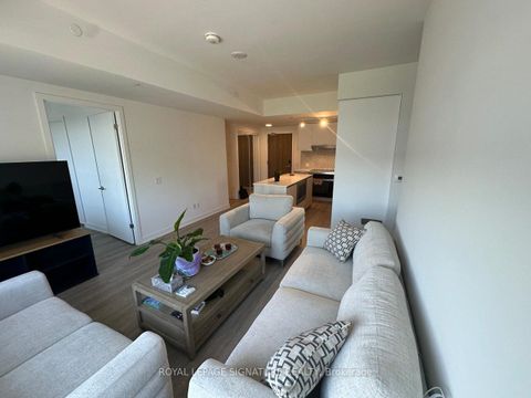 Photo 2 at 222 - 8188 Yonge Street, Uplands, Vaughan