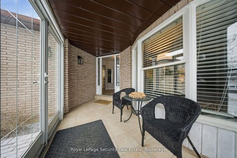 Photo 2 at 122 Browning Trail, Letitia Heights, Barrie