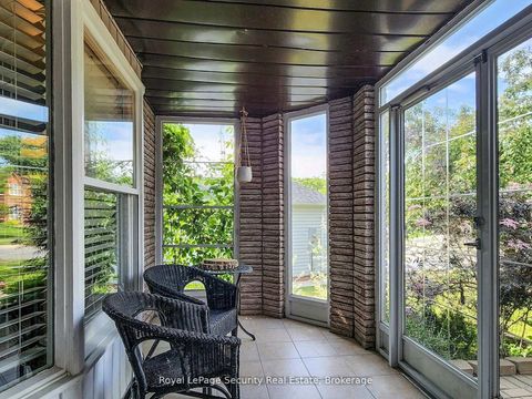 Photo 3 at 122 Browning Trail, Letitia Heights, Barrie