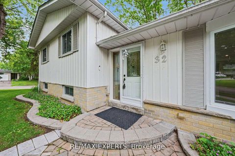 Photo 4 at 32 Oak Court, Aurora Village, Aurora