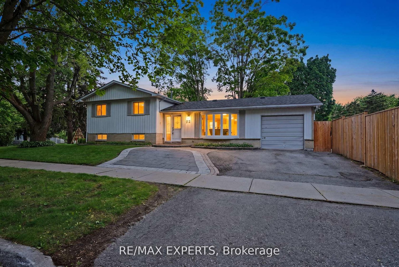 32 Oak Court, Aurora Village, Aurora photo 1