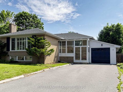Photo 1 at 7 Laurentide Avenue, Aurora Heights, Aurora
