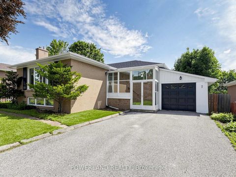 Photo 2 at 7 Laurentide Avenue, Aurora Heights, Aurora