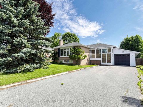 Photo 3 at 7 Laurentide Avenue, Aurora Heights, Aurora