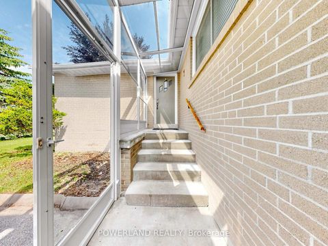 Photo 7 at 7 Laurentide Avenue, Aurora Heights, Aurora