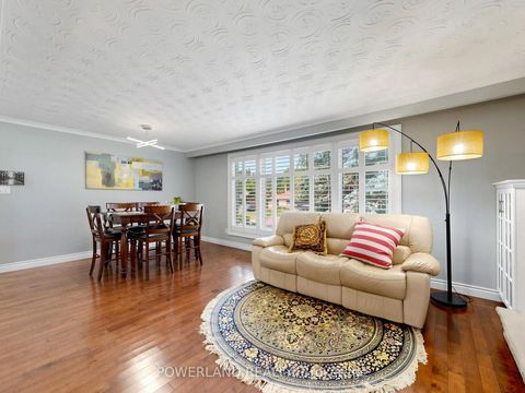 Photo 8 at 7 Laurentide Avenue, Aurora Heights, Aurora