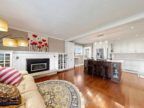 Photo 10 at 7 Laurentide Avenue, Aurora Heights, Aurora