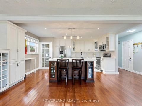Photo 12 at 7 Laurentide Avenue, Aurora Heights, Aurora