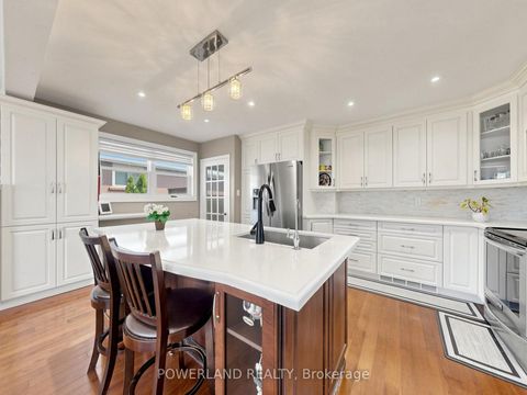 Photo 13 at 7 Laurentide Avenue, Aurora Heights, Aurora