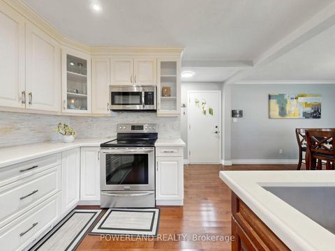 Photo 15 at 7 Laurentide Avenue, Aurora Heights, Aurora