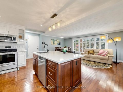 Photo 17 at 7 Laurentide Avenue, Aurora Heights, Aurora