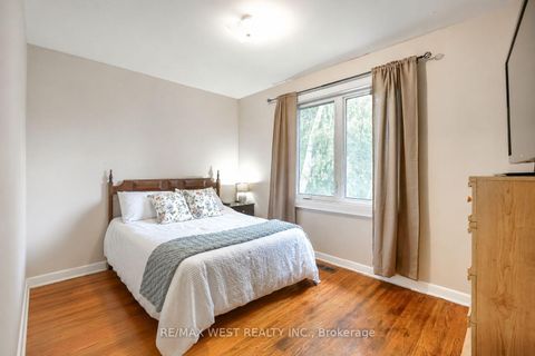 Photo 7 at 24 Waxham Road, Clairville, Toronto
