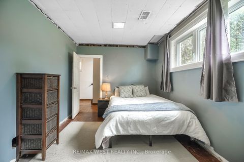 Photo 12 at 24 Waxham Road, Clairville, Toronto