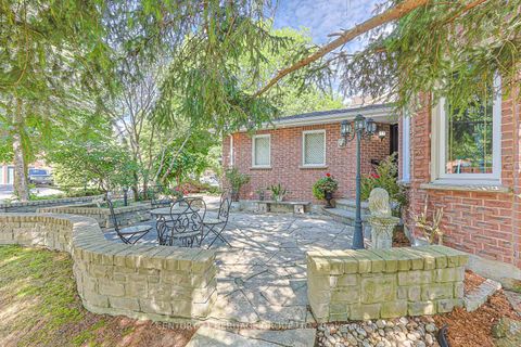 Photo 2 at 169 Delayne Drive, Aurora Heights, Aurora