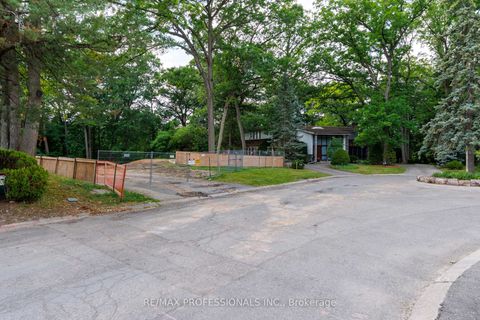 Photo 1 at 10 Woodmere Court, Humber Valley, Toronto