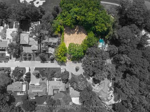 Photo 2 at 10 Woodmere Court, Humber Valley, Toronto
